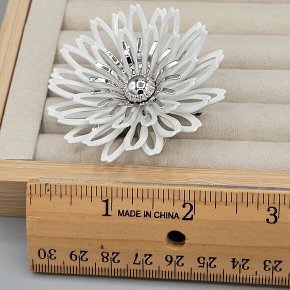 Vintage Sarah Coventry Large White Enamel Flower Brooch Pin Silver-Tone Accents - Picture 7 of 7
